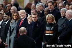 Президент Росії Володимир Путін (на фото зі спини) прибув на відзначення 100-річчя закінчення Першої світової війни. На фотографії також, зокрема, президент США Дональд Трамп, канцлер Німеччини Анґела Меркель і президент Франції Емманюель Макрон. Париж, 11 листопада 2018 року