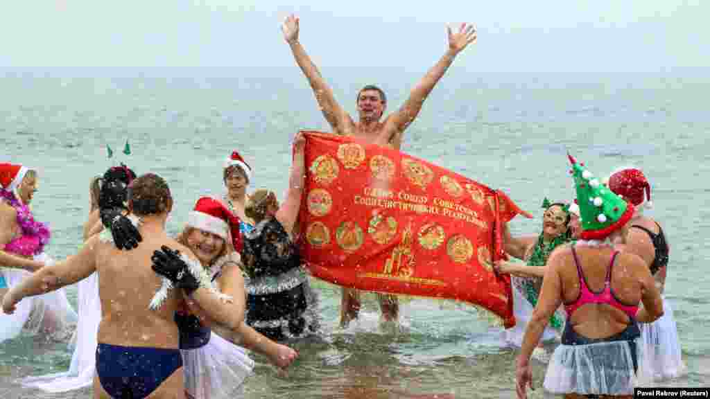 Каждый год 7 января в Евпатории проходит слет любителей зимнего плаванья. Принять участие в заплыве на этот раз решились более 170 человек. Подробнее &ndash; в фотогалерее Крым.Реалии
