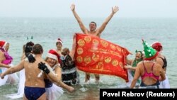 Заплыв «моржей» в Евпатории: в море с флагами России и СССР (фоторепортаж)