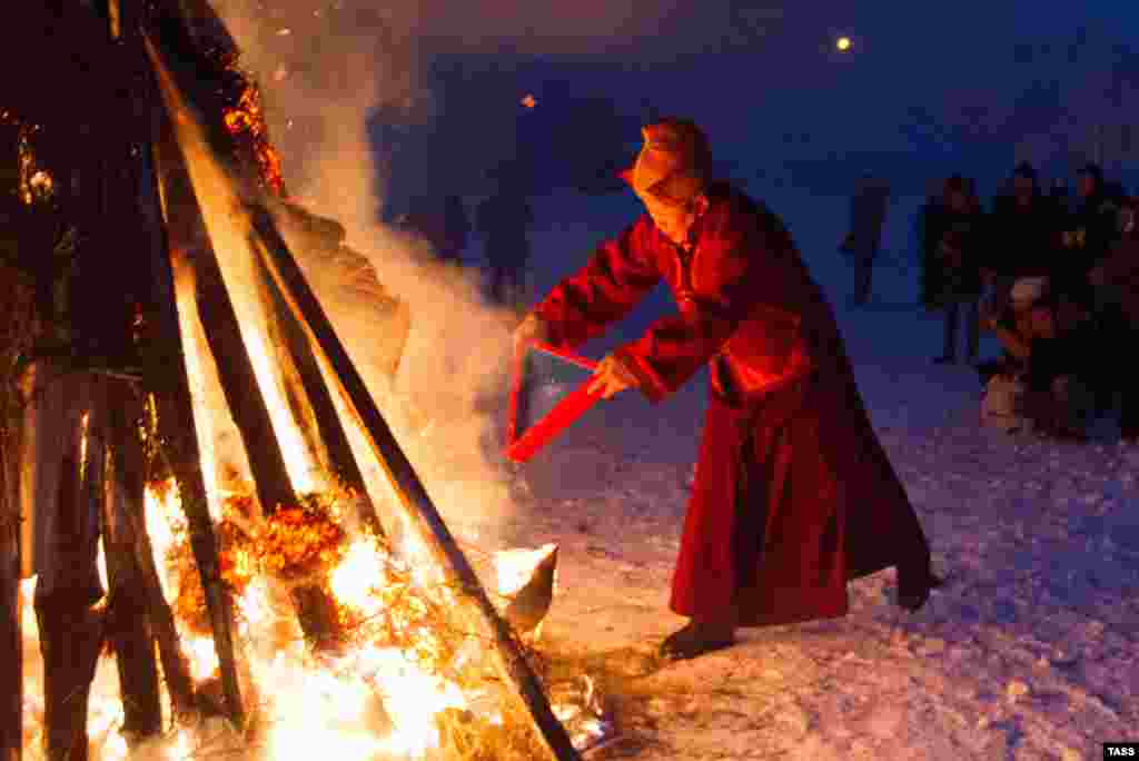 People take part in a cleansing ritual ahead of celebrations of the Chinese Lunar New Year of the Fire Monkey in the Far Eastern Russian city of Novosibirsk. (TASS/Kirill Kuchmar)