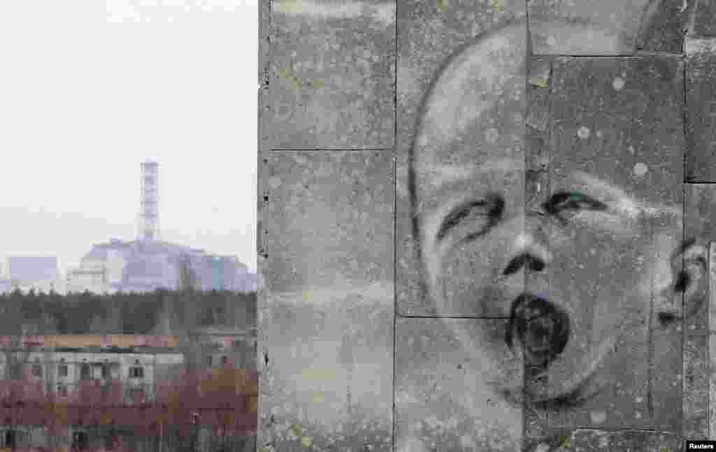 Иен қалған Припять қалашығындағы үйдің қабырғасына салынған жылап тұрған жас баланы бейнелейтін граффити. Сырт жағында апат болған Чернобыль АЭС-нің №4 блогы көрініп тұр. 4 сәуір 2011 жыл. 4 сәуір 2011 жыл.
