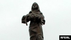 Монумент в Баку жертвам Ходжалинской трагедии