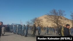 Полицейские и гражданские на участке трассы в Базар-Коргонском районе Джалал-Абадской области Кыргызстана. 27 февраля 2017 года.