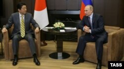 Синдзо Абэ и Владимир Путин, архивное фото