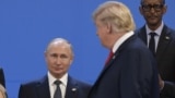 Donald Trump se uită la președintele Rusiei, Vladimir Putin, în timpul unei fotografii de familie la summitul liderilor G20 de la Buenos Aires, noiembrie 2018.