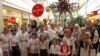 Беларусы на парадзе Санта Клаўсаў у канадзкім горадзе Місісога (фоты Зьмітра Леановіча)