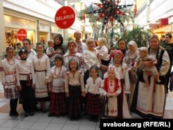 Беларусы бяруць удзел у парадзе Санта Клаўсаў у горадзе Місісога, што непадалёк ад Таронта (Канада).