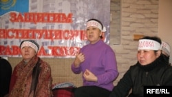 Участники движения "Оставим народу жилье" начали голодовку протеста. Алматы, 20 января 2009 года. 