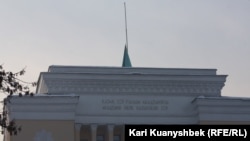 Приспущенный флаг Казахстана над зданием Дома ученых в день траура. Алматы, 27 декабря 2012 года.
