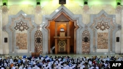 مسلمانان اندونزی پس از اقامه نماز جماعت در یکی از مساجد جاکارتا