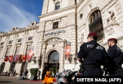 Az osztrák különleges erők rendőrtisztjei őrzik a bécsi Hofburg-kastélyt 2014. március 20-án
