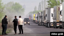 Кыргыз-казак чегиндеги кезек күткөн автоунаалар. 2019-жылдын апрель айы. 