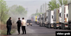 Скопление автотранспорта на кыргызско-казахской границе. Апрель 2019 года.