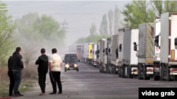 Очередь из грузовых фур на кыргызско-казахской границе, апрель 2019 г.