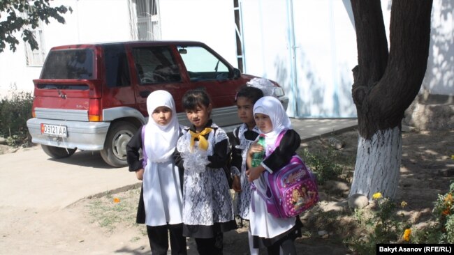 Qırqızıstanda din dərsinə gedən qızlar, 13 sentyabr 2012