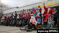 Иллюстрационное фото: велопробег Дедов Морозов и Снегурочек в Симферополе