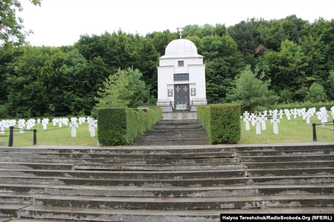 Меморіальний цвинтар у селі Червоне Львівської області, де поховані вояки дивізії «Галичина»
