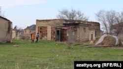 Тамара Сейсенованың отбасы бұған дейін тұрып келген елсіздегі үй. Шымкент, 30 наурыз 2017 жыл.