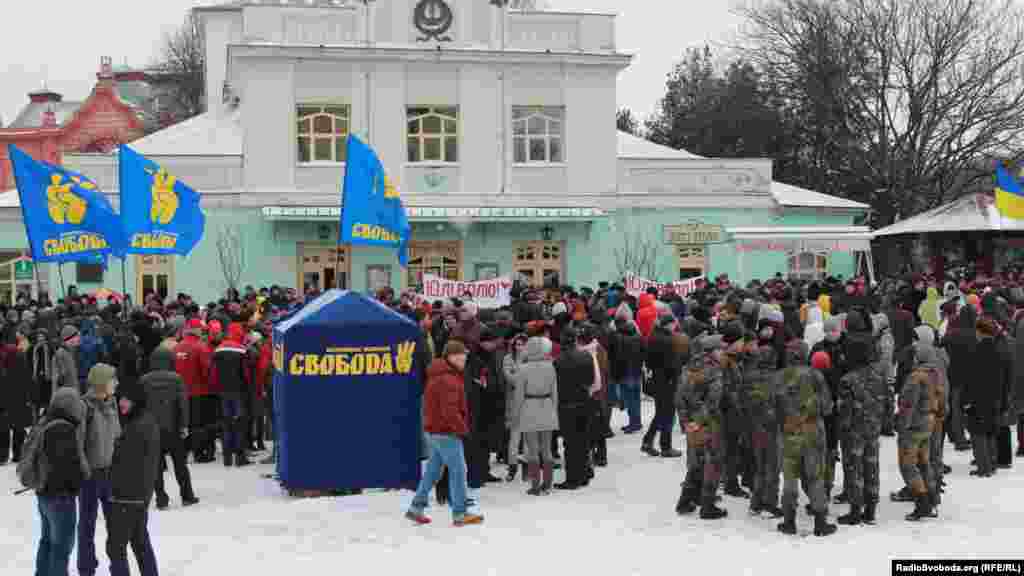 Мітинг опозиція зібрала на площі Театральній у центрі Ужгорода
