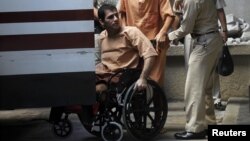 سعید مرادی یکی از متهم‌هایی که در اثر انفجار دو پای خود را از دست داده است، اول‌ دی‌ماه سوار بر صندلی‌ چرخ‌دار وارد دادگاه شد.