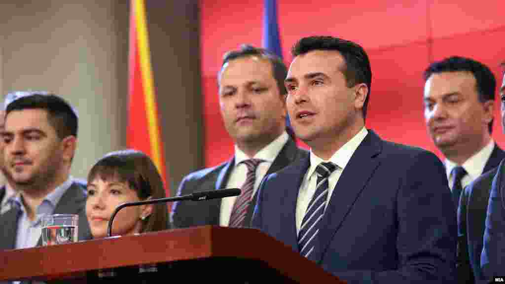 МАКЕДОНИЈА - Не размислувам за неуспешен референдум и за не постигнат цензус, изјави премиерот Зоран Заев на прес-конференција по повод распишувањето на референдумот за Договорот со Грција. Но, доколку граѓаните одлучат да останат дома, додаде тој, во таков случај тие ја пренесуваат одлуката на институциите. Заев ги повика граѓаните да излезат на референдум бидејќи тоа, како што рече, е обврска пред татковината.