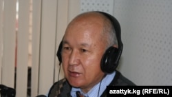 Абдыкерим Муратов, "Заман-Кыргызстан" гезитинин редакторунун орун басары, "Азаттыктын" Бишкектеги студиясында. 2010-жылдын 25-ноябры.
