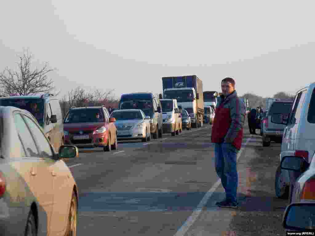 Перед пунктом пропуску &laquo;Чонгар&raquo; на адміністративному кордоні з Кримом вишикувалася черга машин