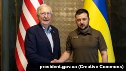 Президент Украины Владимир Зеленский (справа) и лидер республиканского меньшинства в Сенате США Митчелл Макконнелл. Киев, 14 мая 2022 года
