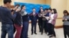 Журналисты берут интервью у министра юстиции Казахстана Марата Бекетаева (в центре) после презентации им законопроекта об адвокатской деятельности. Астана, 28 марта 2018 года.