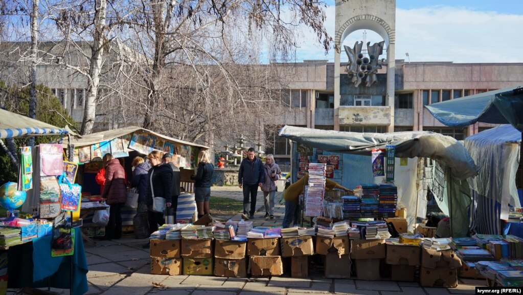 По выходным проход от автобусной остановки к Дому культуры перекрыт книжными палатками