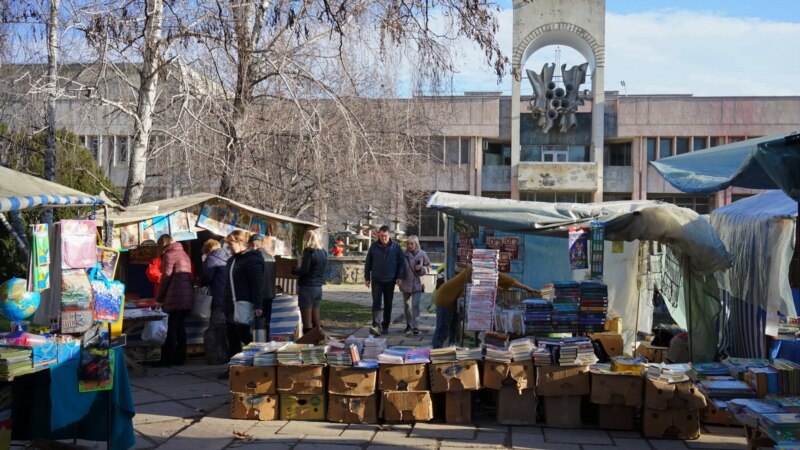 От Януковича до Сталина: чем торгуют на стихийном книжном рынке в Симферополе (фотогалерея)