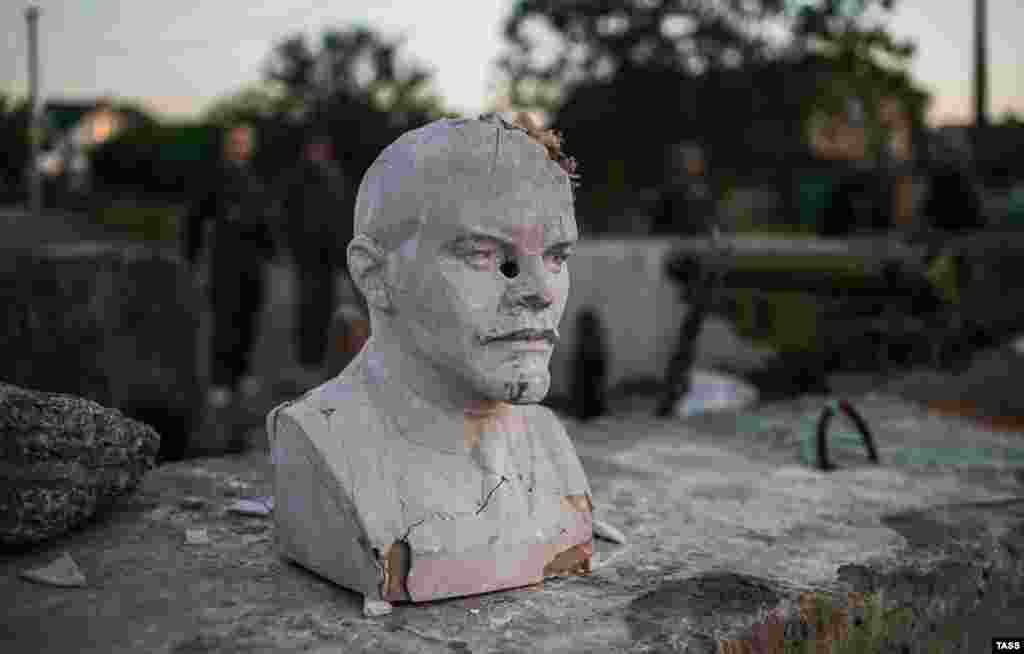 Armed pro-Russian militants guard a checkpoint bearing a bust of Soviet founder Vladimir Lenin in the village of Semenovka, near the eastern city of Slovyansk on May 22. (ITAR-TASS/Mikhail Pochuyev)