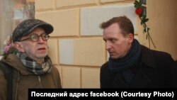Ян Махонин (справа) и Лев Рубинштейн на открытии таблички "Последний адрес"