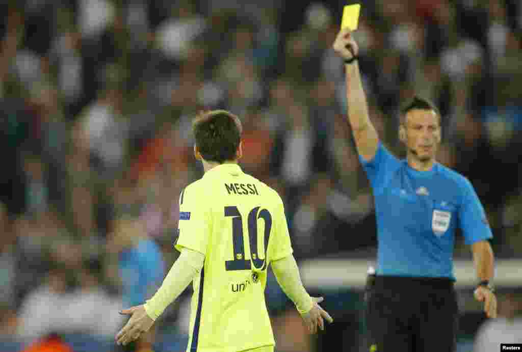 Hakim&nbsp;Mark Clattenburg L. Messiyə sarı vərəqə göstərir (Reuters / Gonzalo Fuentes)