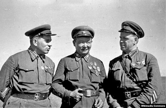 Командарм 2-го ранга Г. М. Штерн, маршал Монгольской Народной Республики Х. Чойбалсан и командир корпуса Г. К. Жуков на командном пункте Хамар-Даба. Халхин-Гол, 1939 год.