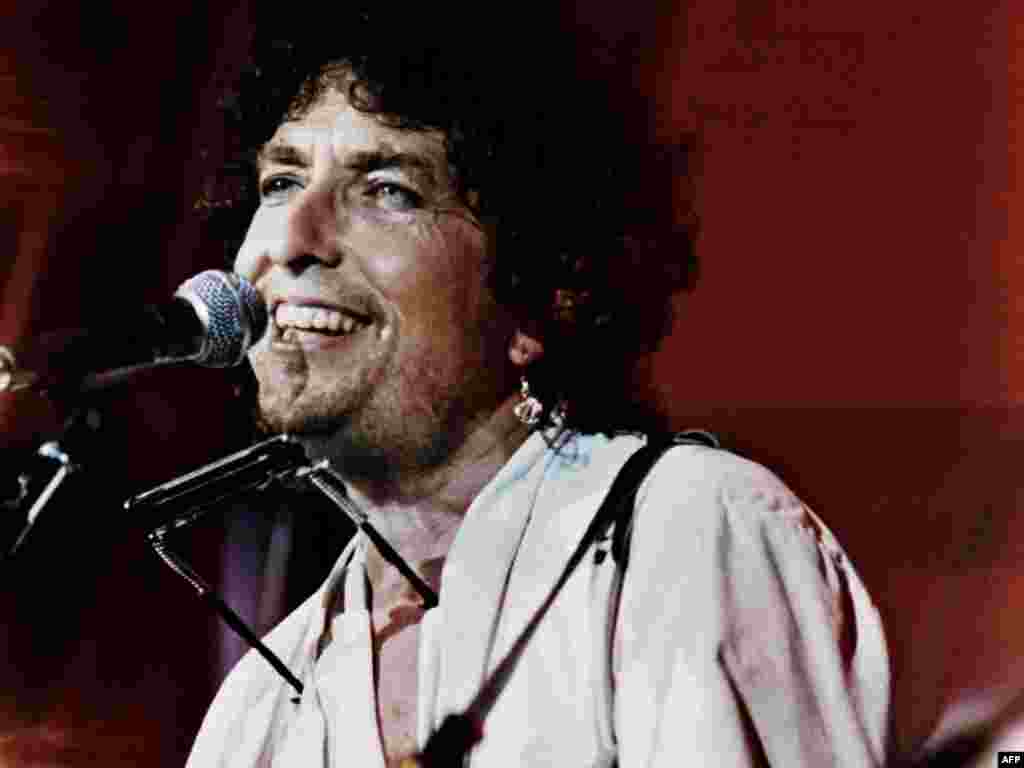 Дилан в Филадельфии в 1985 году на благотворительном концерте против голода в Африке.&nbsp;