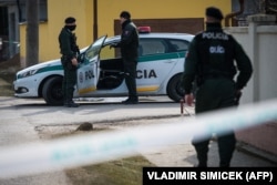 Словак полицейлері журналист Ян Куциак пен қалыңдығы Мартина Кушнирова қаза тапқан жерде тұр. Велка Мака, 26 ақпан 2018 жыл