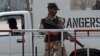 د پاکستان د امنیتي ځواک عسکر په کراچۍ کې د امنیت ساتنې پر وخت
