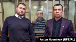 Руслан Зейтуллаев (в центре) вместе со своими адвокатами