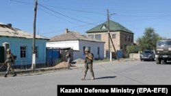 На распространенном министерством обороны Казахстана 26 июня 2019 года фото - военные в городе Арыси Туркестанской области Казахстана после взрывов в хранилище боеприпасов 24 июня. 