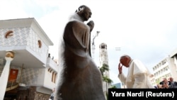 Papa se pognutom glavom pomolio pred spomenikom Majke Tereze i položio cveće