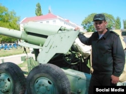 Полковник Дмитро Козаченко біля штатної далекобійної гаубиці «Гіацинт-С»