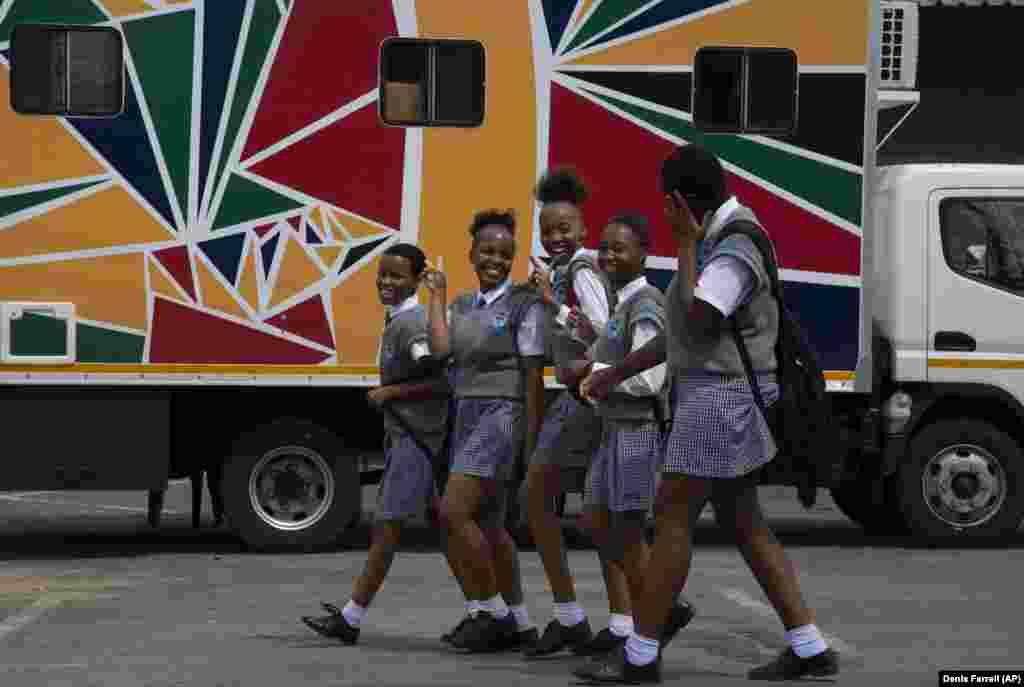 Школярки проходять повз мобільну клініку Інституту репродуктивного здоров&#39;я та ВІЛ (RHI) у селищі Сошангуве, ПАР, 26 листопада 2020 року&nbsp;