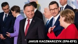 Președintele polonez Andrzej Duda (stînga), premierul Poloniei Mateusz Morawiecki (centru) și cancelarul Germaniei Angela Merkel, Poznan, Polonia, 5 iulie 2019.