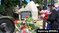 Покладання квітів до пам'ятного знака в Керчі, 18 травня 2018 року