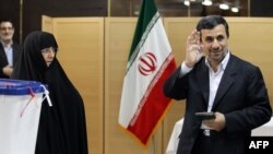 Парламент сайлауында дауыс беріп тұрған Иран президенті Махмуд Ахмадинежад. Тегеран, 4 мамыр 2012 жыл
