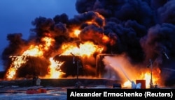 Tűzoltók küzdenek a tűzzel tavaly év végén, miután a megszállt Donyeckben lévő Sahtarszkban három olajtároló tartály gyulladt ki ukrán lövések következtében – közölték a de facto hatóságok