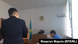 Допрос Айбола Толегенова, старшего помощника прокурора Актюбинской области по обеспечению собственной безопасности, в суде по делу «о попытке дачи взятки» прокурором Эсентуром Кадыровым. Актобе, 11 апреля 2018 года.
