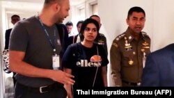 Rahaf Muhammad al-Qunun Bangkok aeroportida.