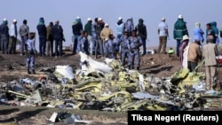 Pamje nga vendi ku është rrëzuar avioni i kompanisë, Ethiopian Airlines, ku humbën jetën të gjithë personat në bord.